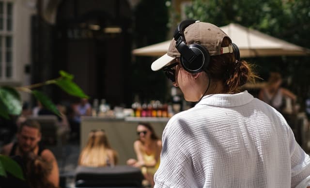 Sunday Brunch & DJs