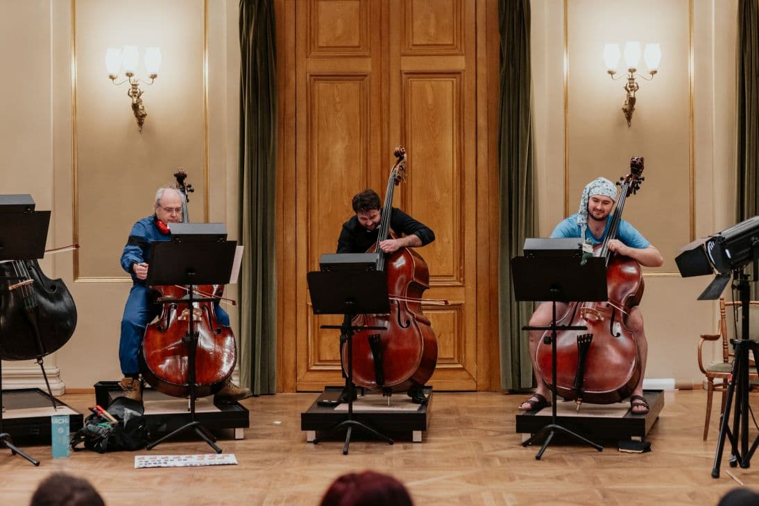 tři violoncellisté FB