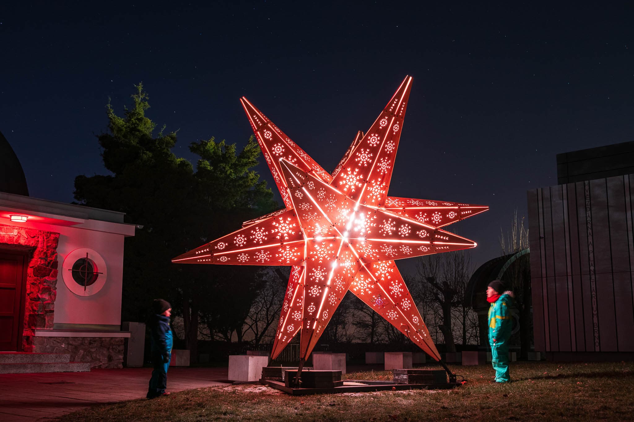 Hvězda září, mluví a vypráví. 