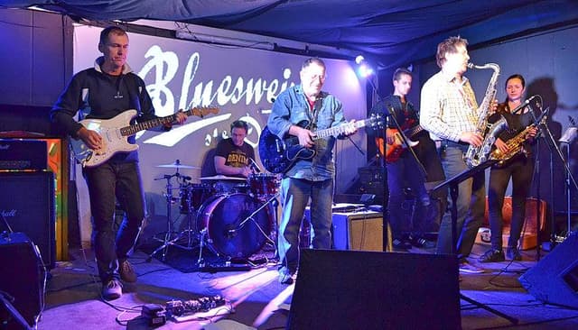 Bluesweiser (SK) / Oli & Adam (US)