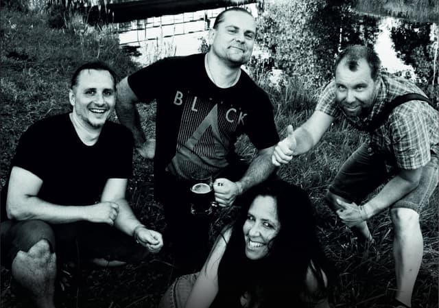 Undercover - Alanis Morissette tribute band, Evolet