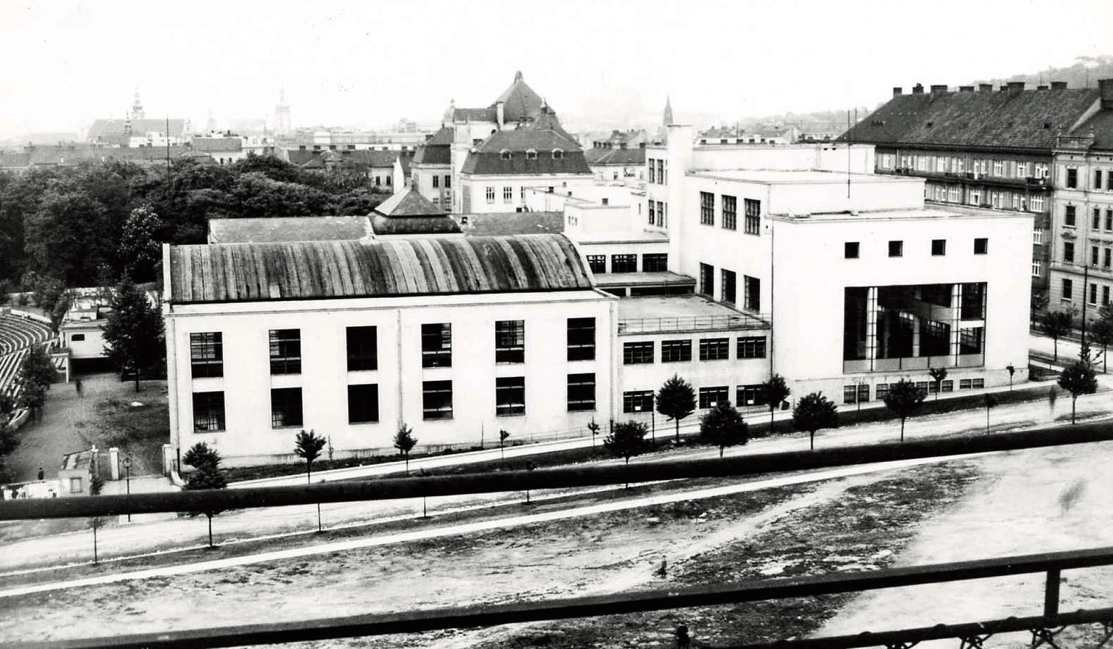 Sokolovna a společenské centrum Stadion má své kořeny v roce 1922. Budovu slavnostně otevřeli v roce 1929.
