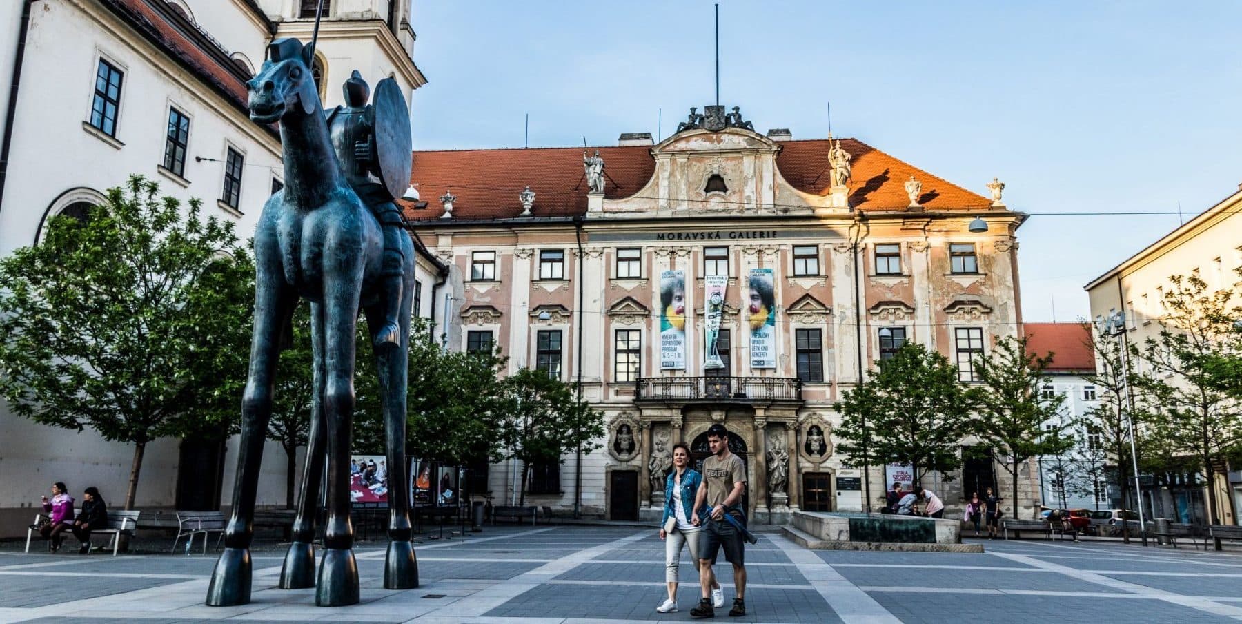 Zjistěte, jak se ve středověku nakupovalo, žilo či pohřbívalo.