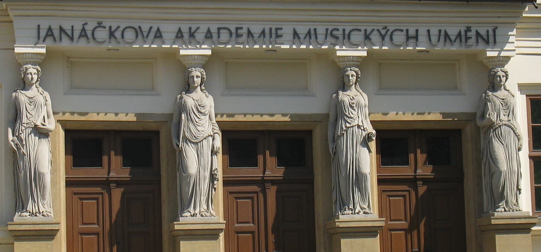 Karyatidy na Komenského náměstí.