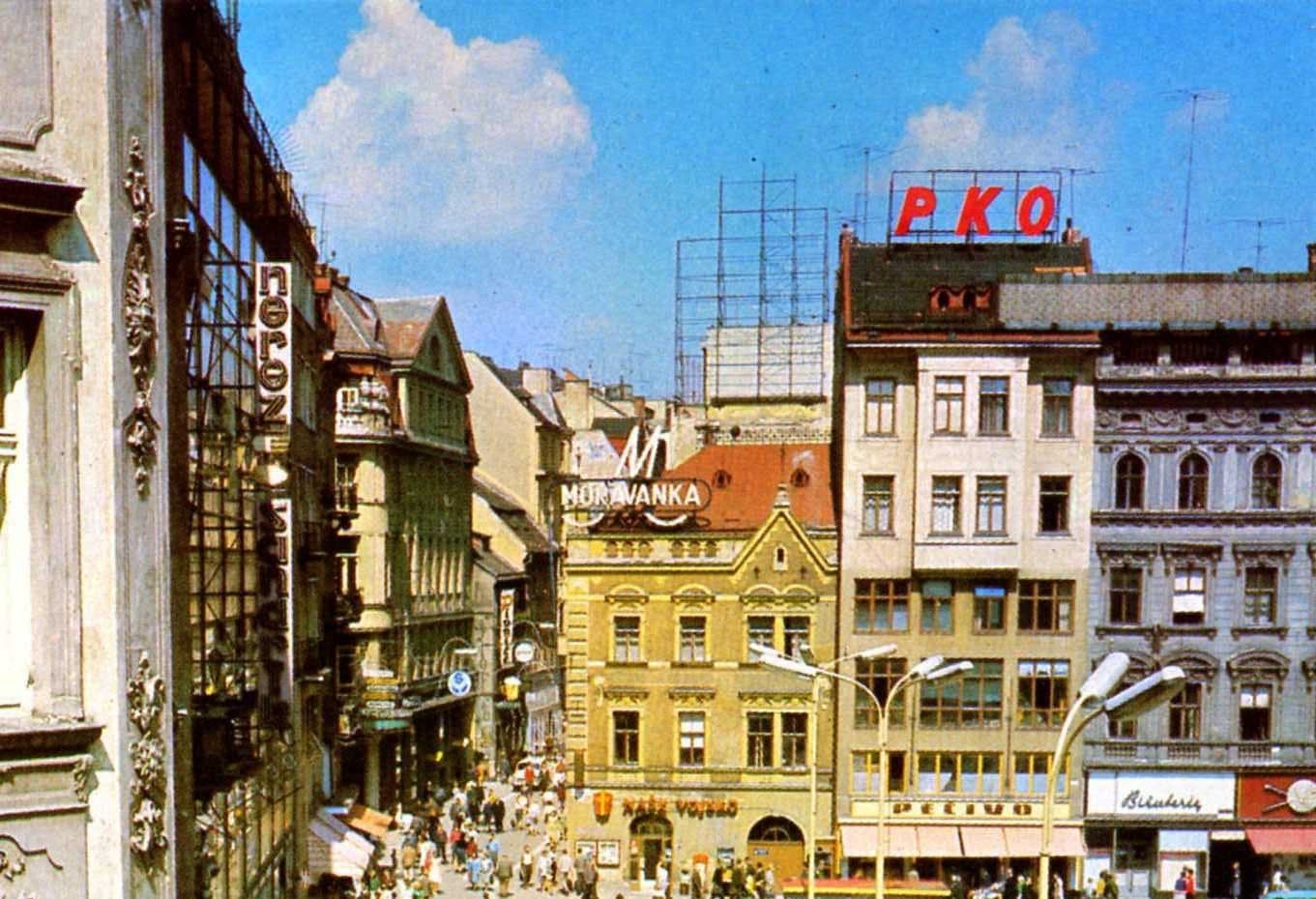 Logo PKO na domě na náměstí Svobody