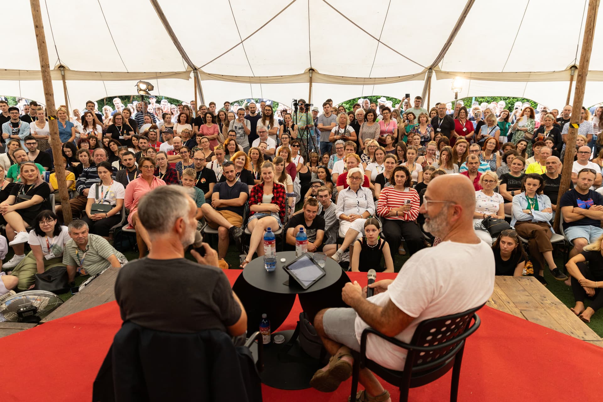 Festival je známý také pro své debaty na různorodá témata.