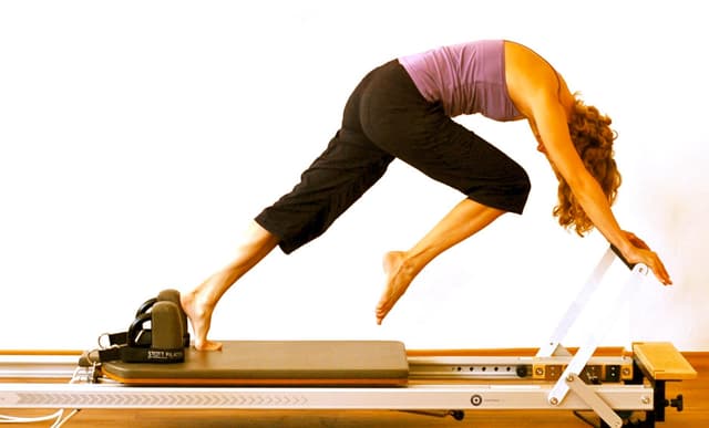 Skupinové pilates lekce na strojích