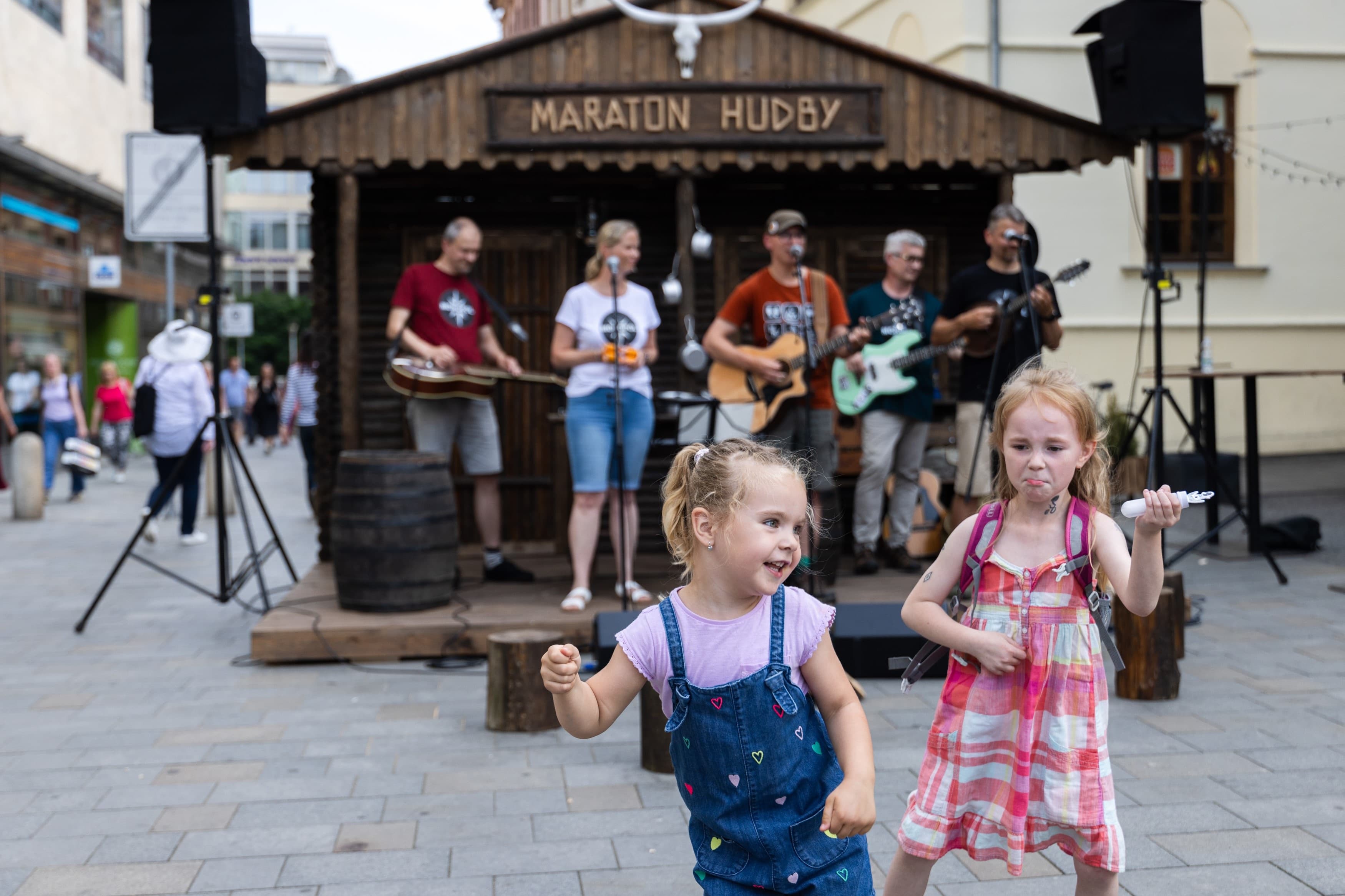 Festival pod širým nebem se rozprostírá napříč městem a láká do svých rytmů nejen místí, ale kolemjdoucí a turisty 