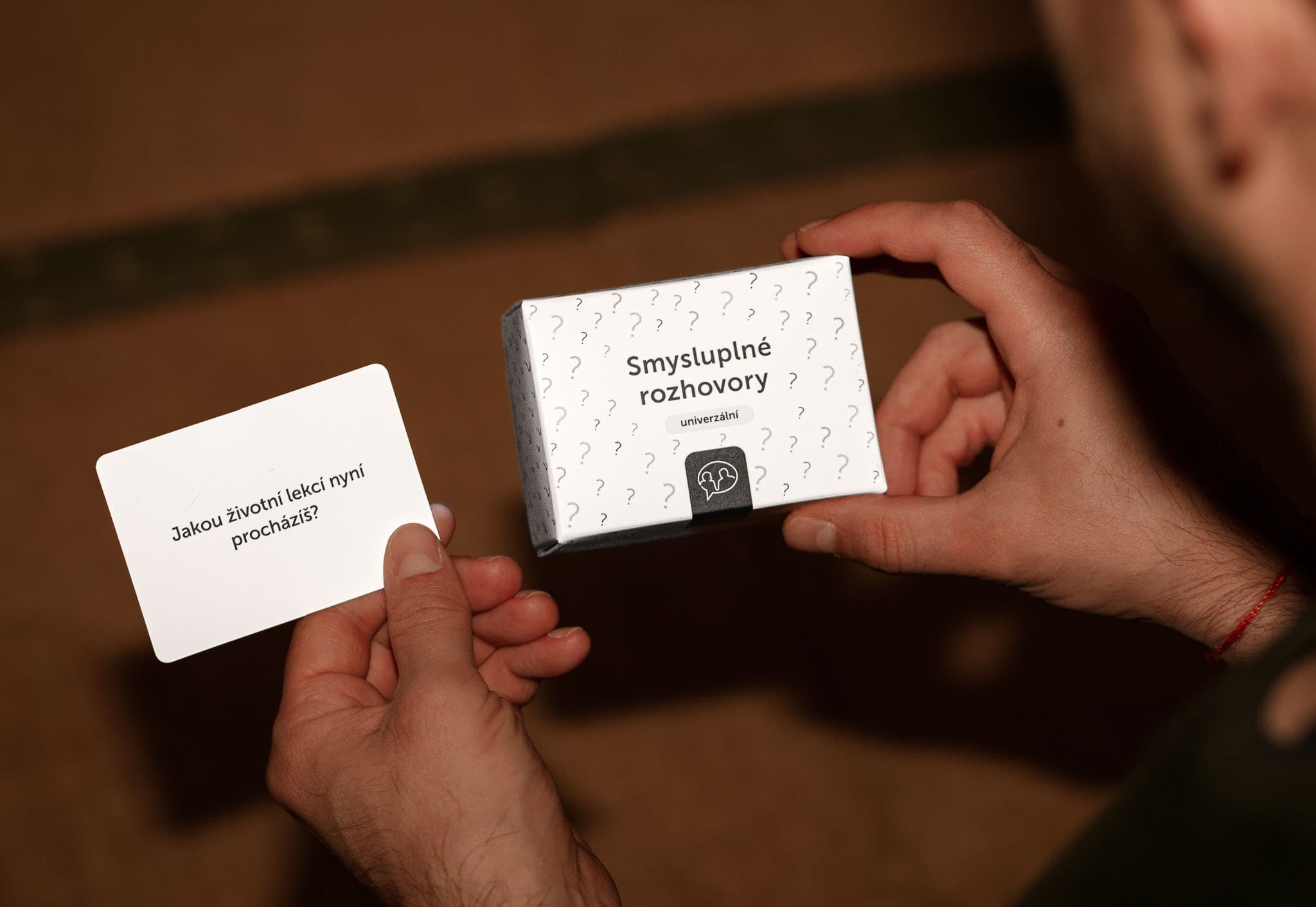 Balíček karet Smysluplných rozhovorů obsahuje otázky, které míří pod povrch klasického small talku.