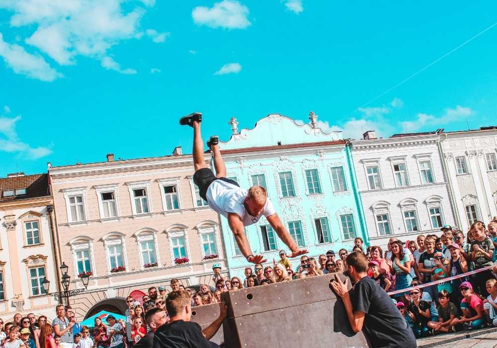 Čekají na vás zábavné a vzdělávací show pro děti i parkourové workshopy.