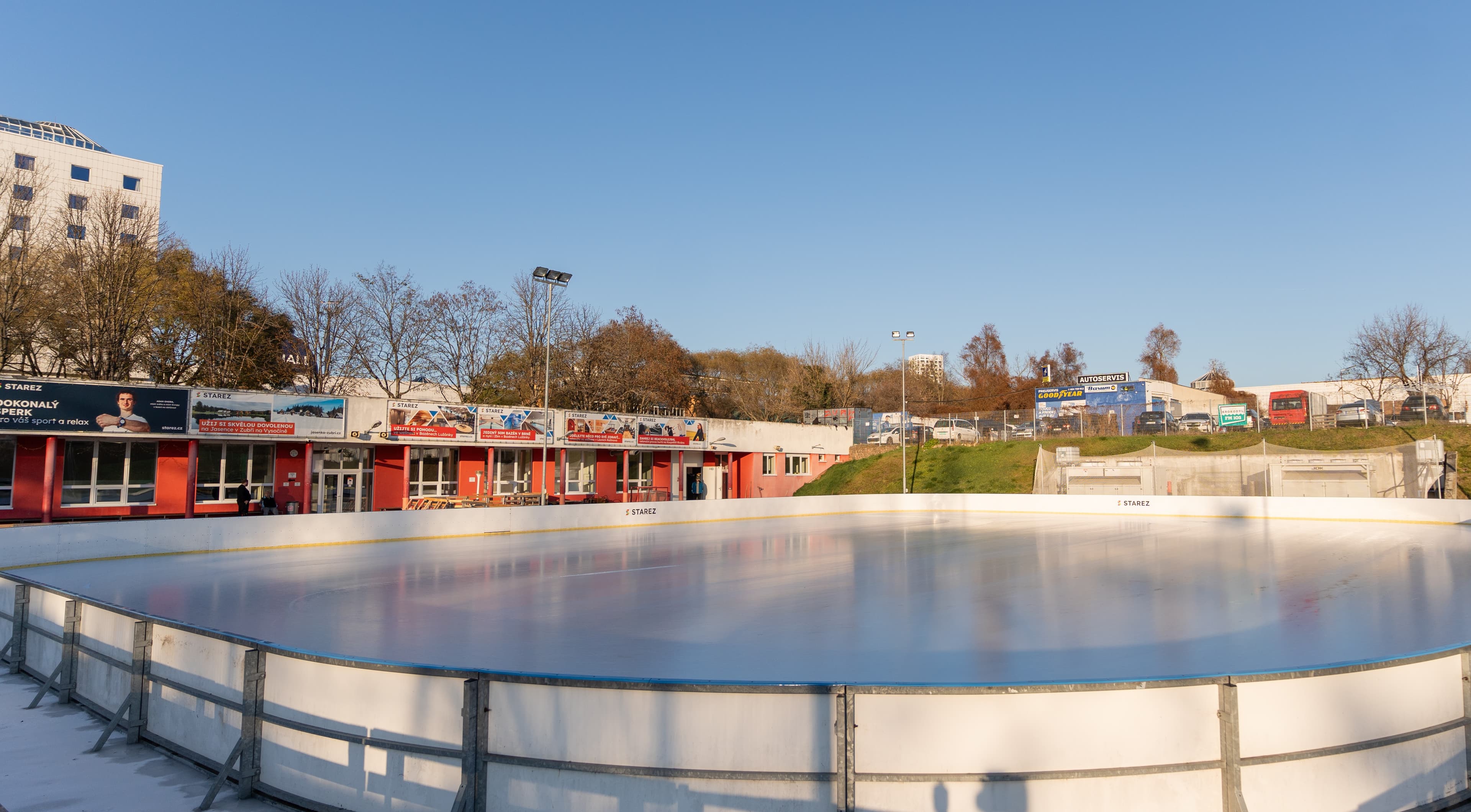 Na lužáneckém ledě si pak 14. prosince můžete užít Adventní neděli.