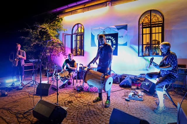 Noví kumpáni & Tubabu Fila