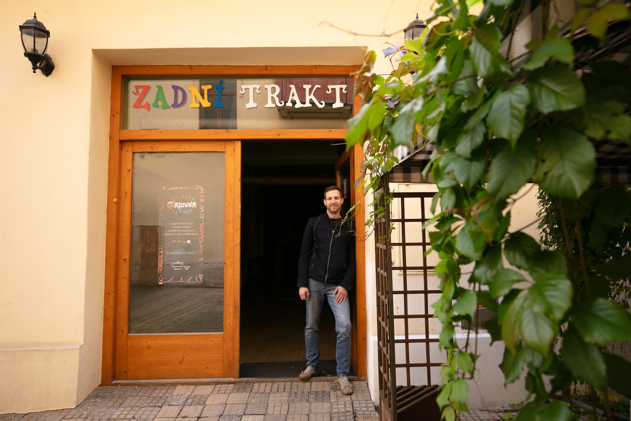 Chajovna je stěžejním místem pro Vítka Novotného, který tu pravidelně pořádá osobní setkání Smysluplných rozhovorů.