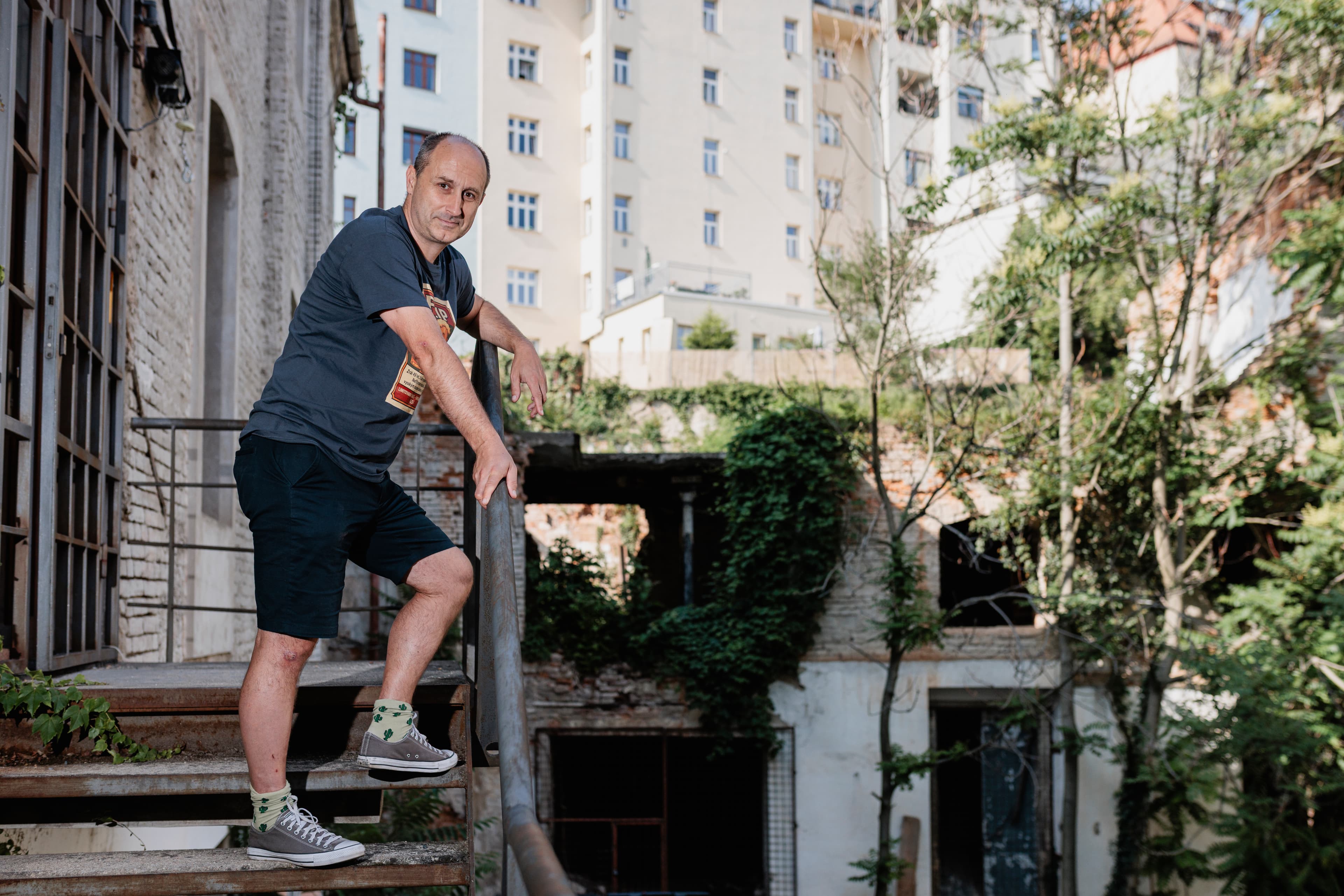 Filip Vrána u bývalého Braunerova pivovaru. 