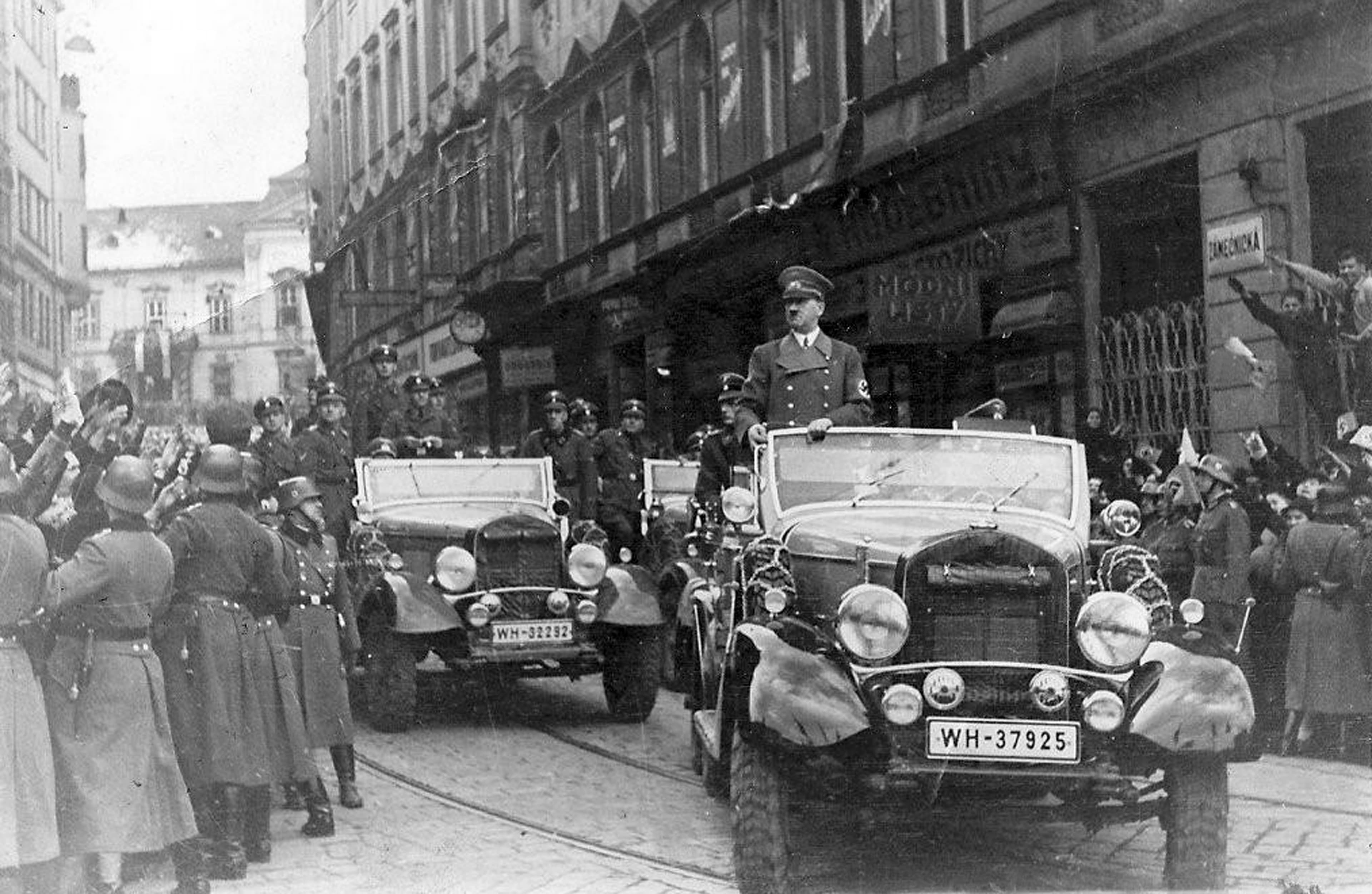 Adolf Hitler projíždí 17. března 1939 ulicemi Brna 
