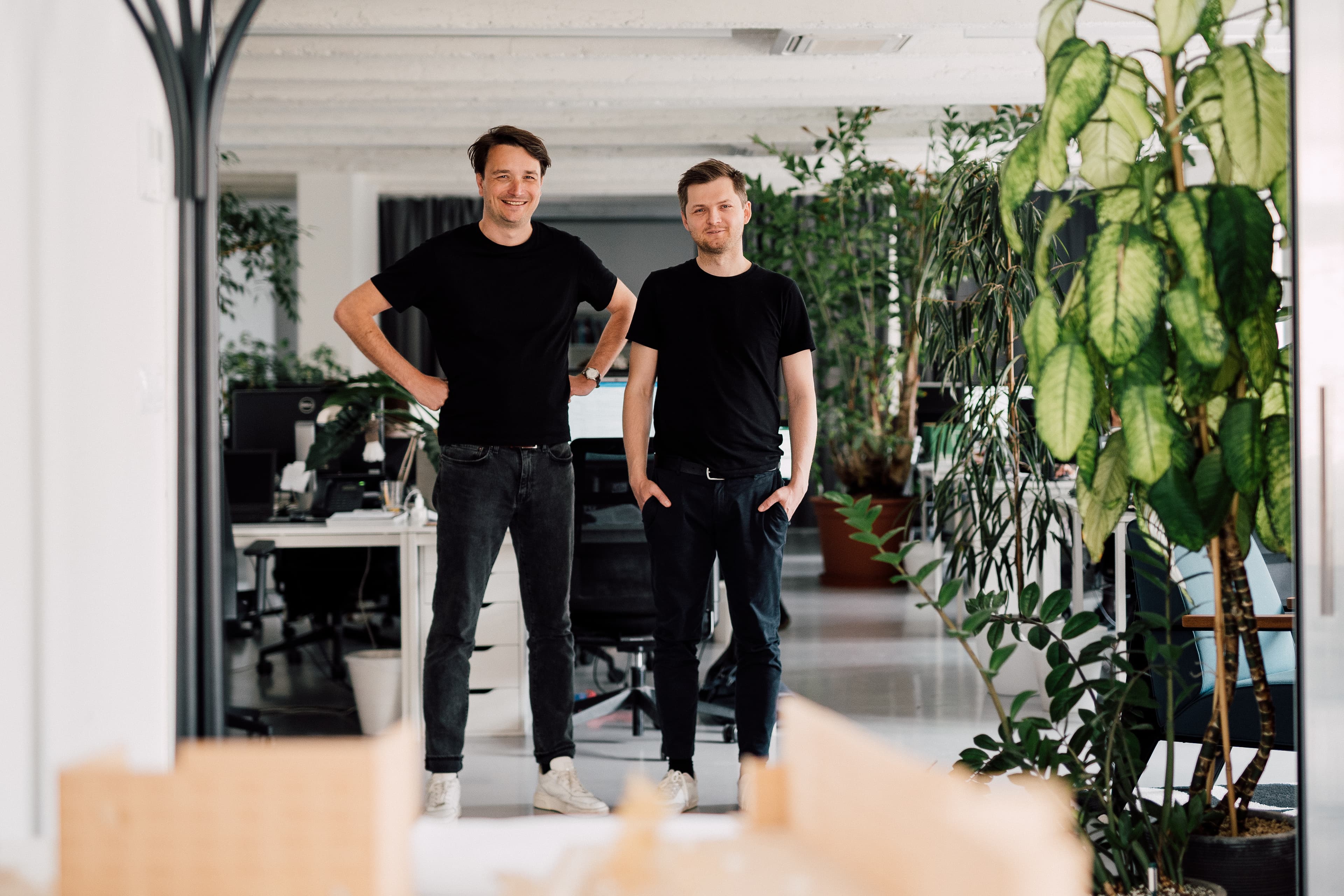 Ondřej Chybík a Michal Kryštof v ateliéru