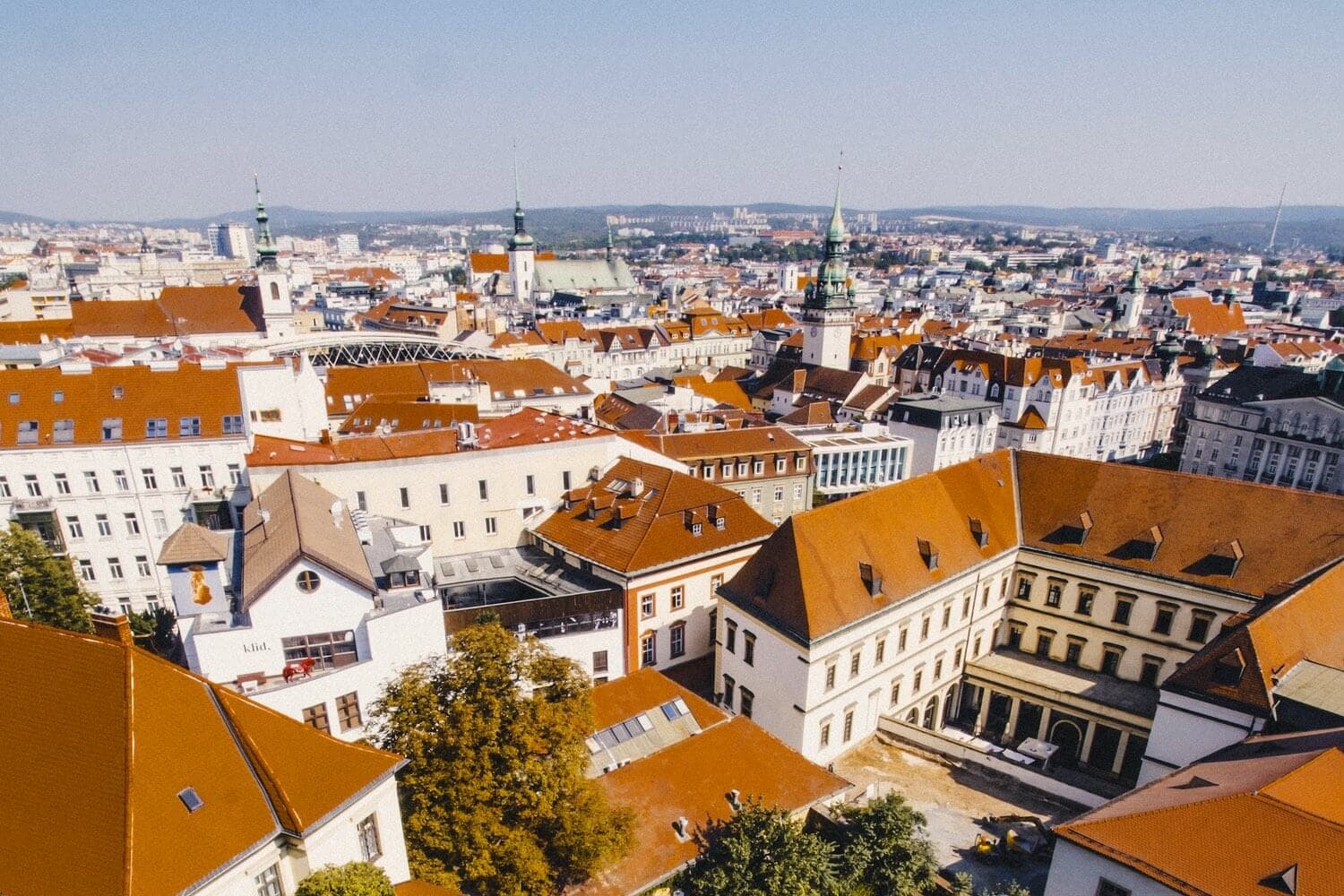Průměrná cena za metr čtvereční bytu se pohybuje kolem 110 000 korun.