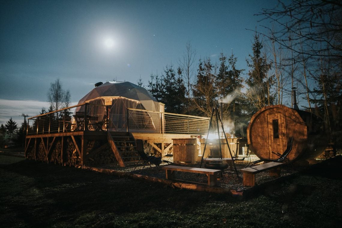 K dispozici je privátní sauna i horký koupací sud na dřevo, doplněný ochlazovací kádí.