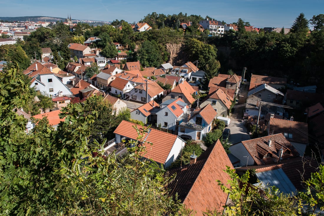 Kamenná kolonie z kopce nad čtvrtí dnes.
