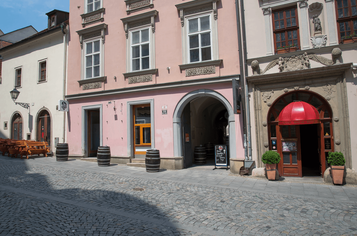 Pohled na pivnici Malt Worm ze Starobrněnské ulice