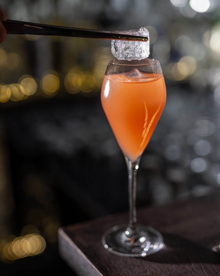 Bar, který neexistuje – Darina Diamond Jemná, třpytivá a totálně neodolatelná. Darina Diamond je královna tekuté seznamky z menu Barolásky. Už více než 8440 srdcí podlehlo jejímu kouzlu.