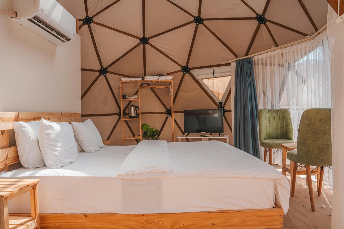 Glamping  je vlastně něco mezi hotelem a stanem. 