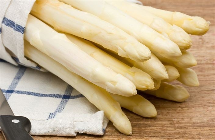 Bílý chřest získá svoji barvu pěstováním bez světla