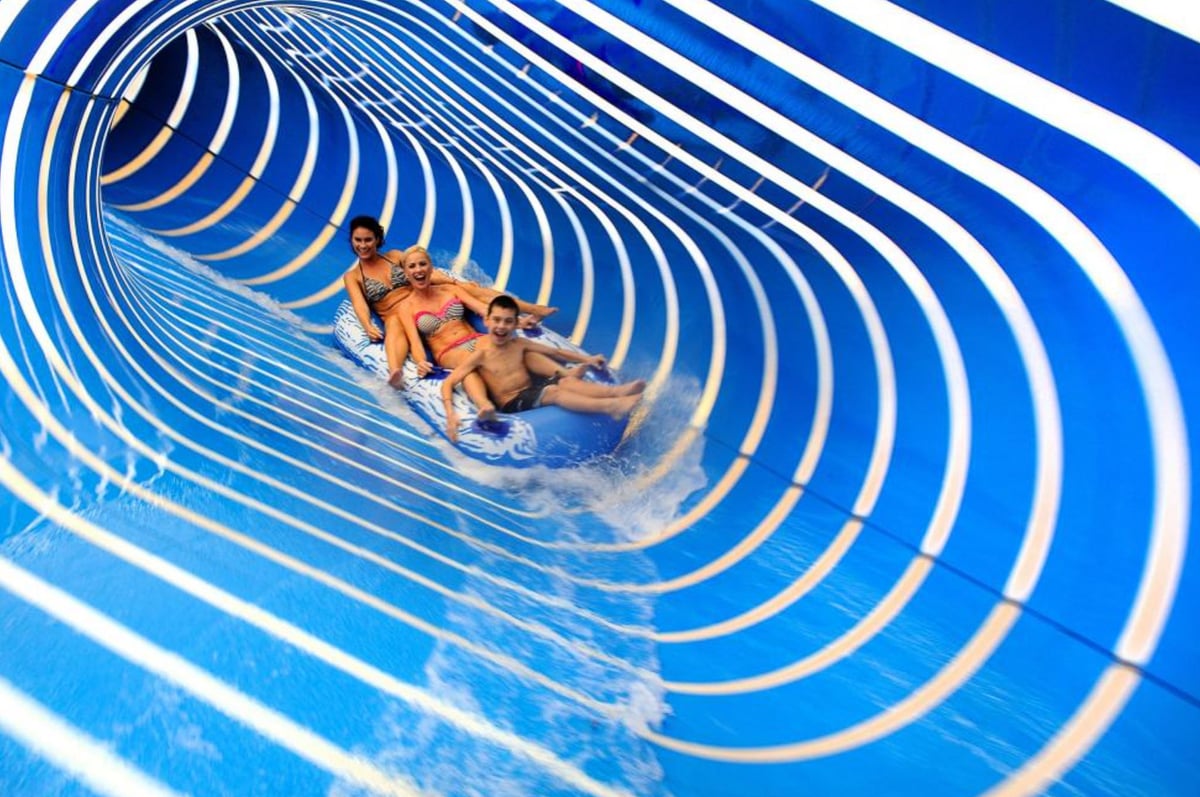Na tDo aquaparku s rodinou? Vyzkoušejte tobogán Blue Trio!