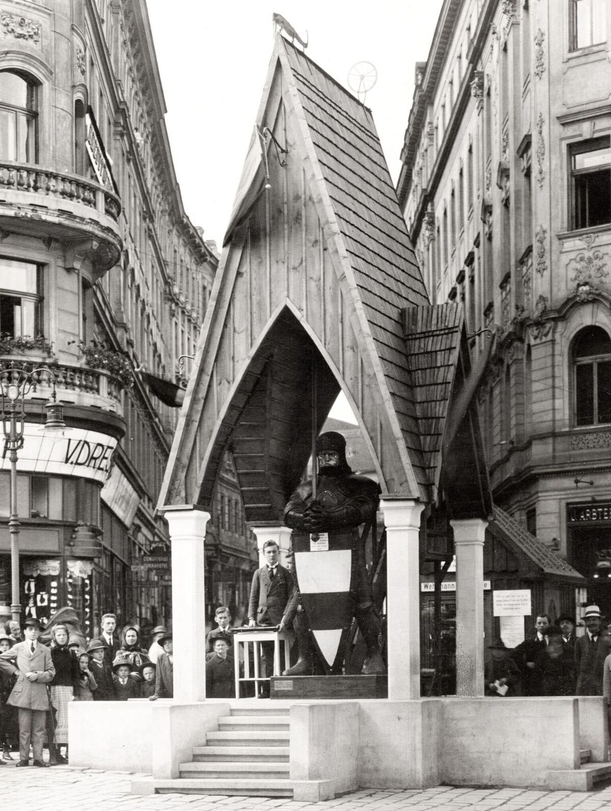 Vánoční strom byl symbolicky postaven na místě, kde za 1. světové války stál dřevěný "ochránce" města Wehrmann