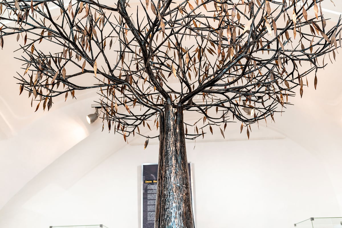 Dominantou expozice je Strom života.