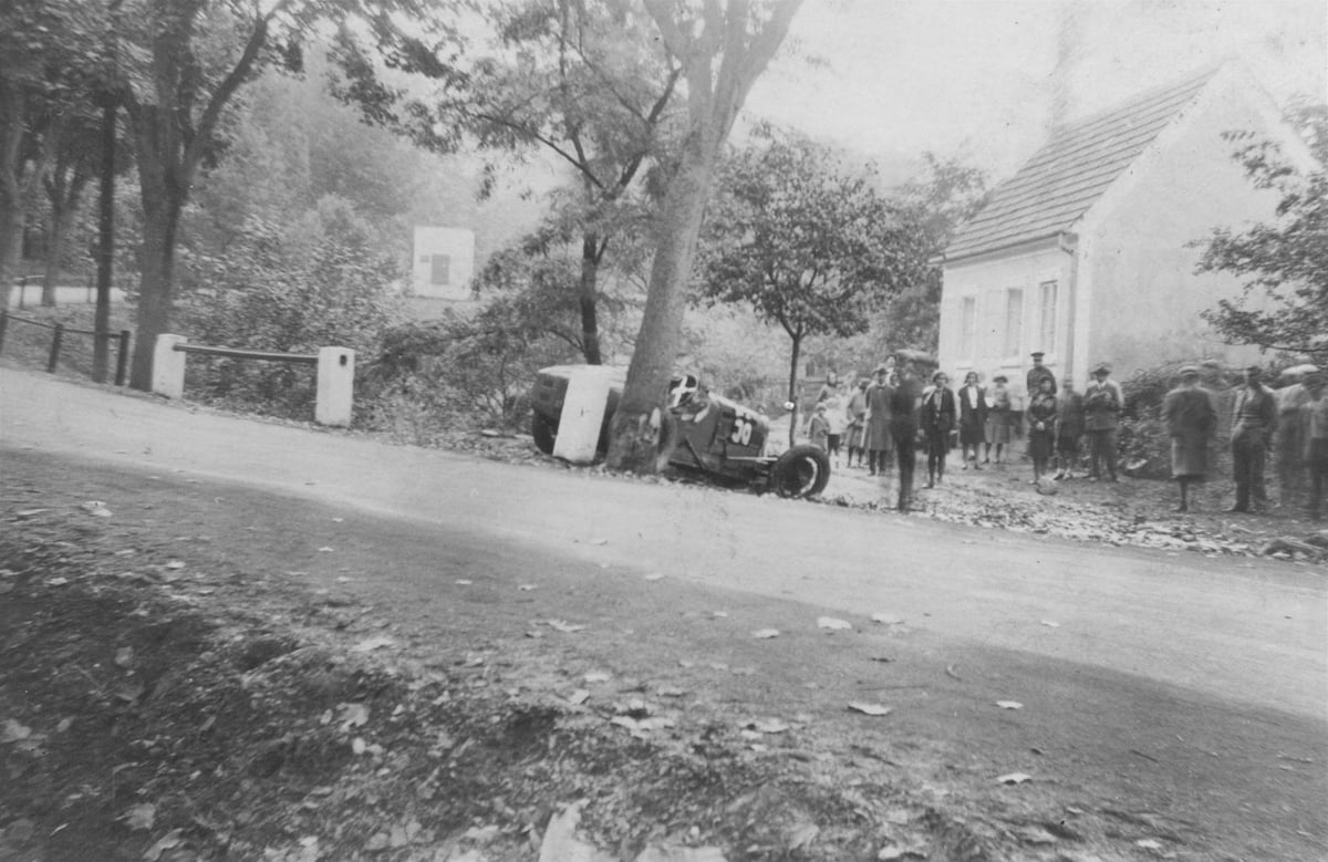 Francouz Michel Doré při prvním závodě v roce 1930 těžce havaroval v Kohoutovicích