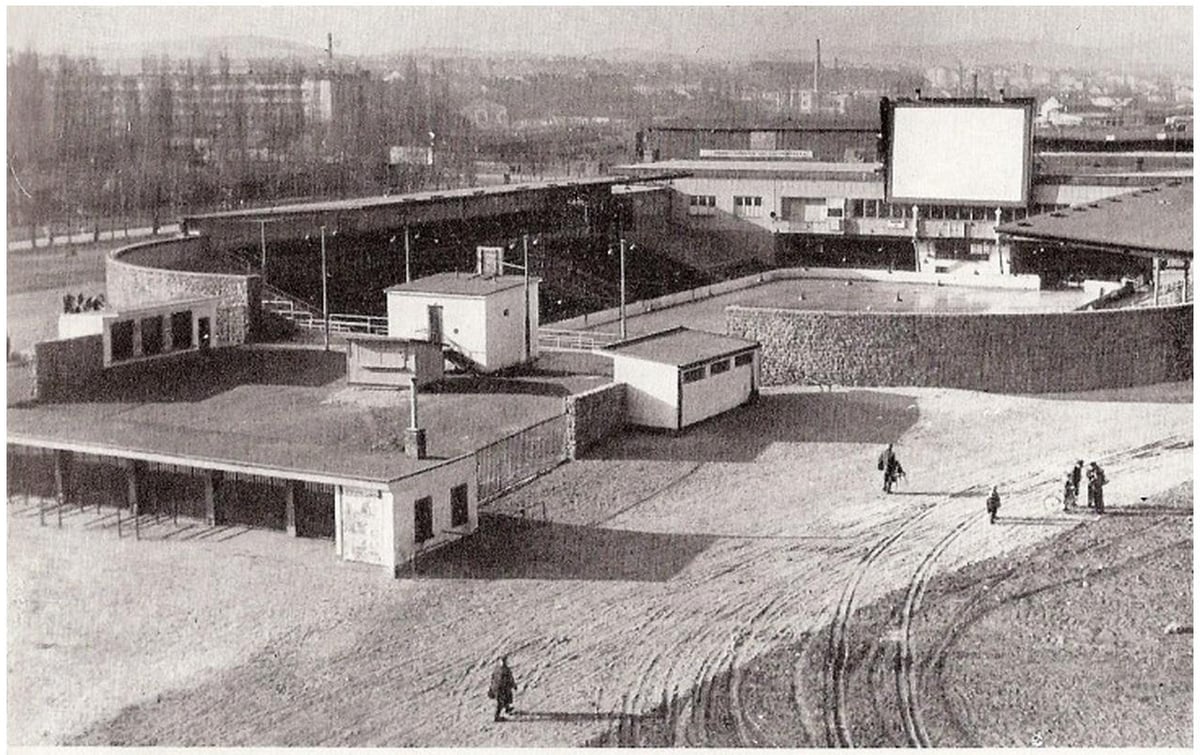Zimní stadion před zastřešením.