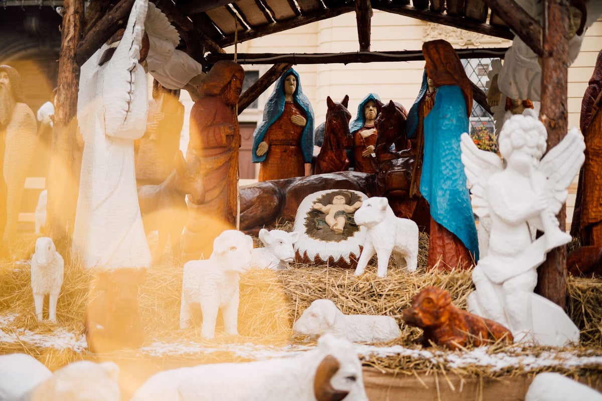 Tradiční součástí Brněnských Vánoc je Halouzkův dřevěný betlém na Dominikánském náměstí. 