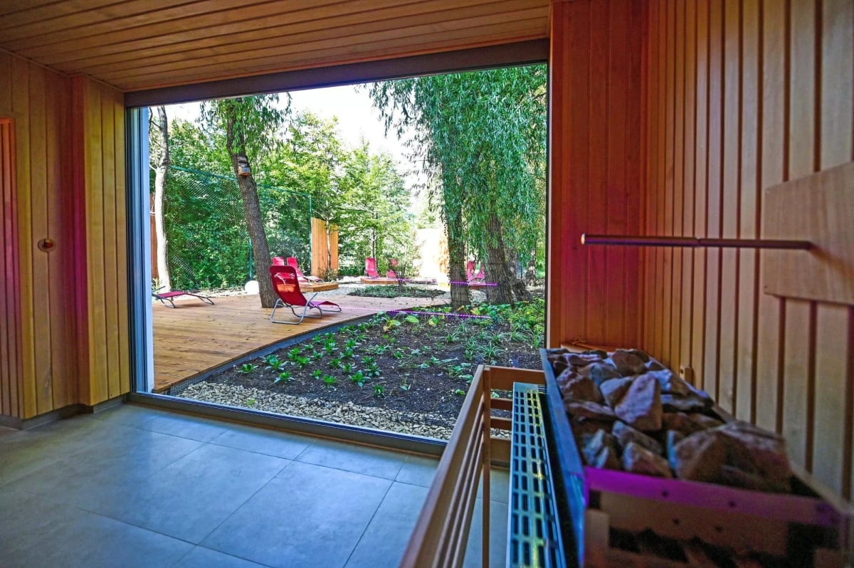 Saunový svět kombinuje moderní design s florou přilehlého parku.