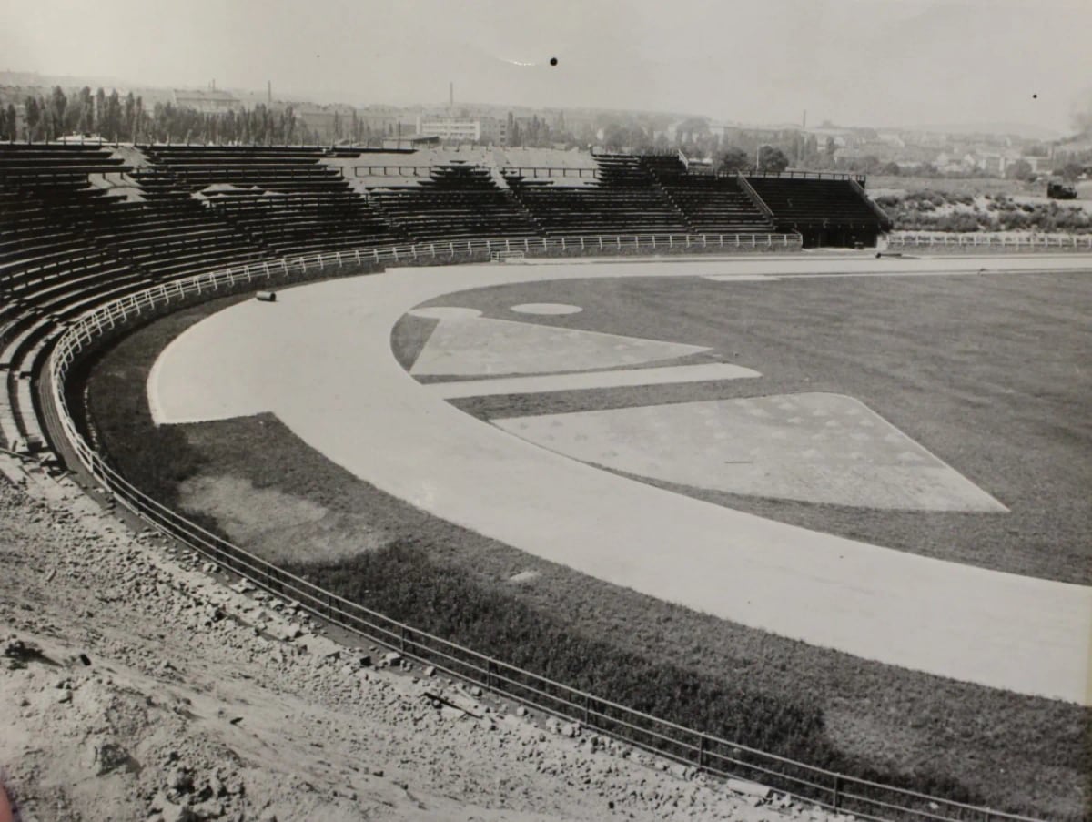 Fotbalový stadion těsně před dokončením.