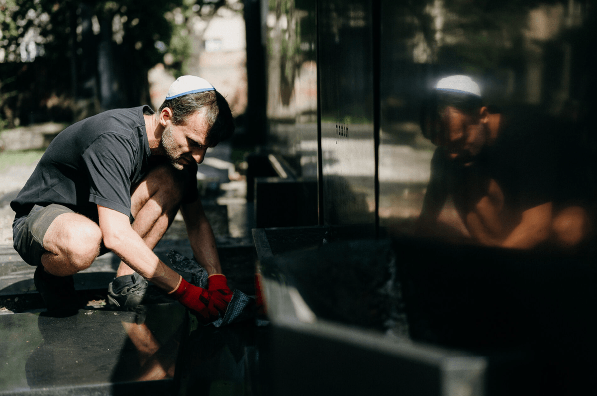 Z loňského ročníku festivalu: Revitalizace náhrobků na židovském hřbitově