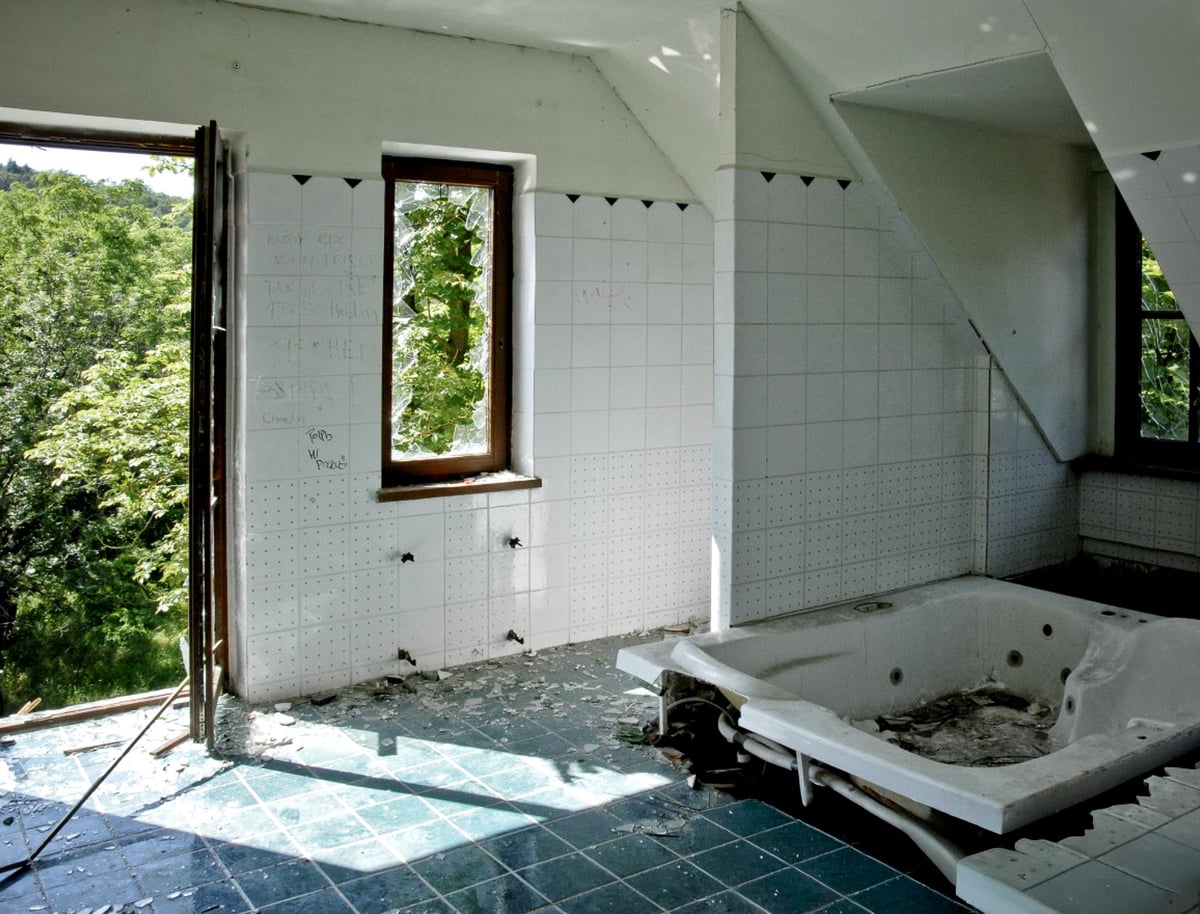 KOupelna velikosti studentské garsonky.