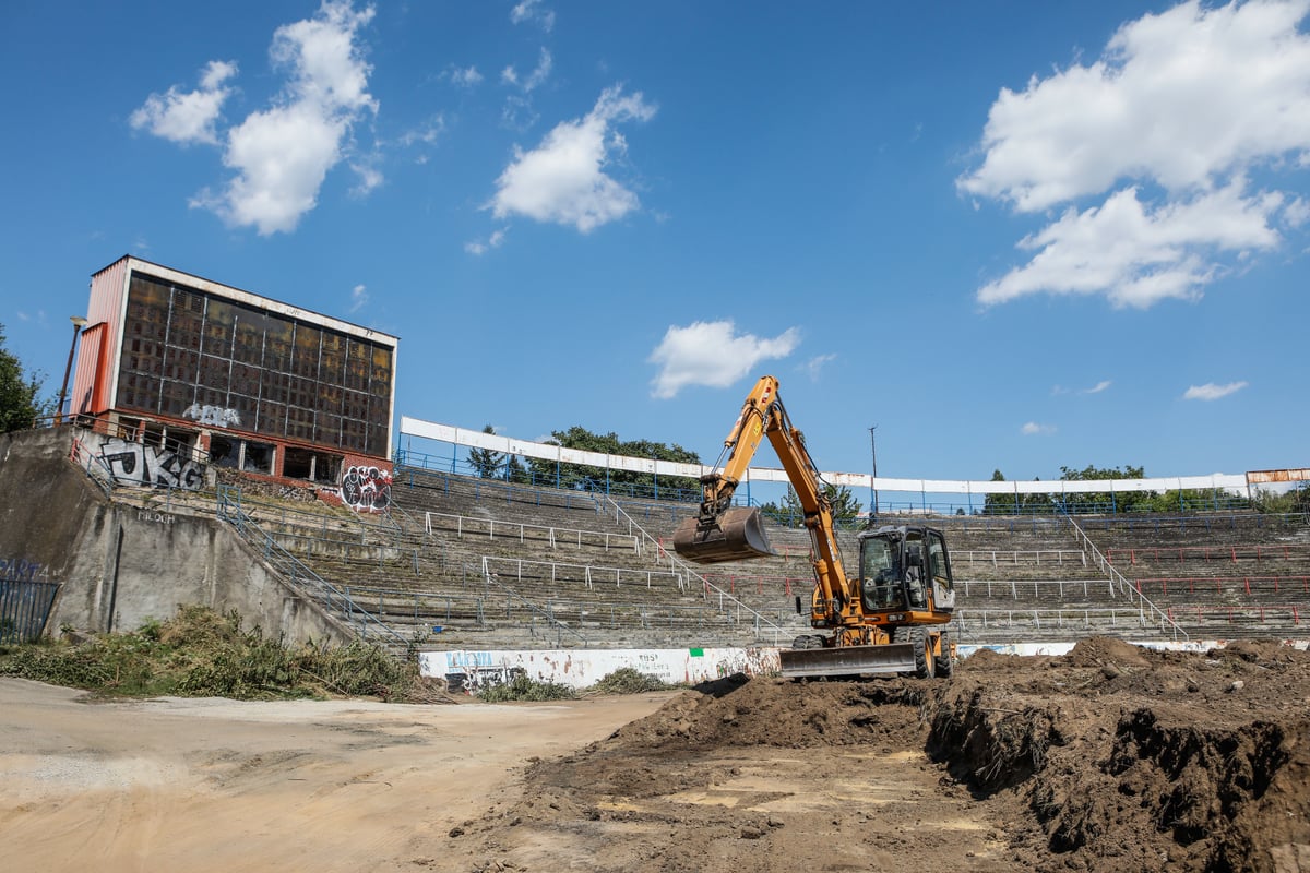 Bagry upravují stadion před filmováním.