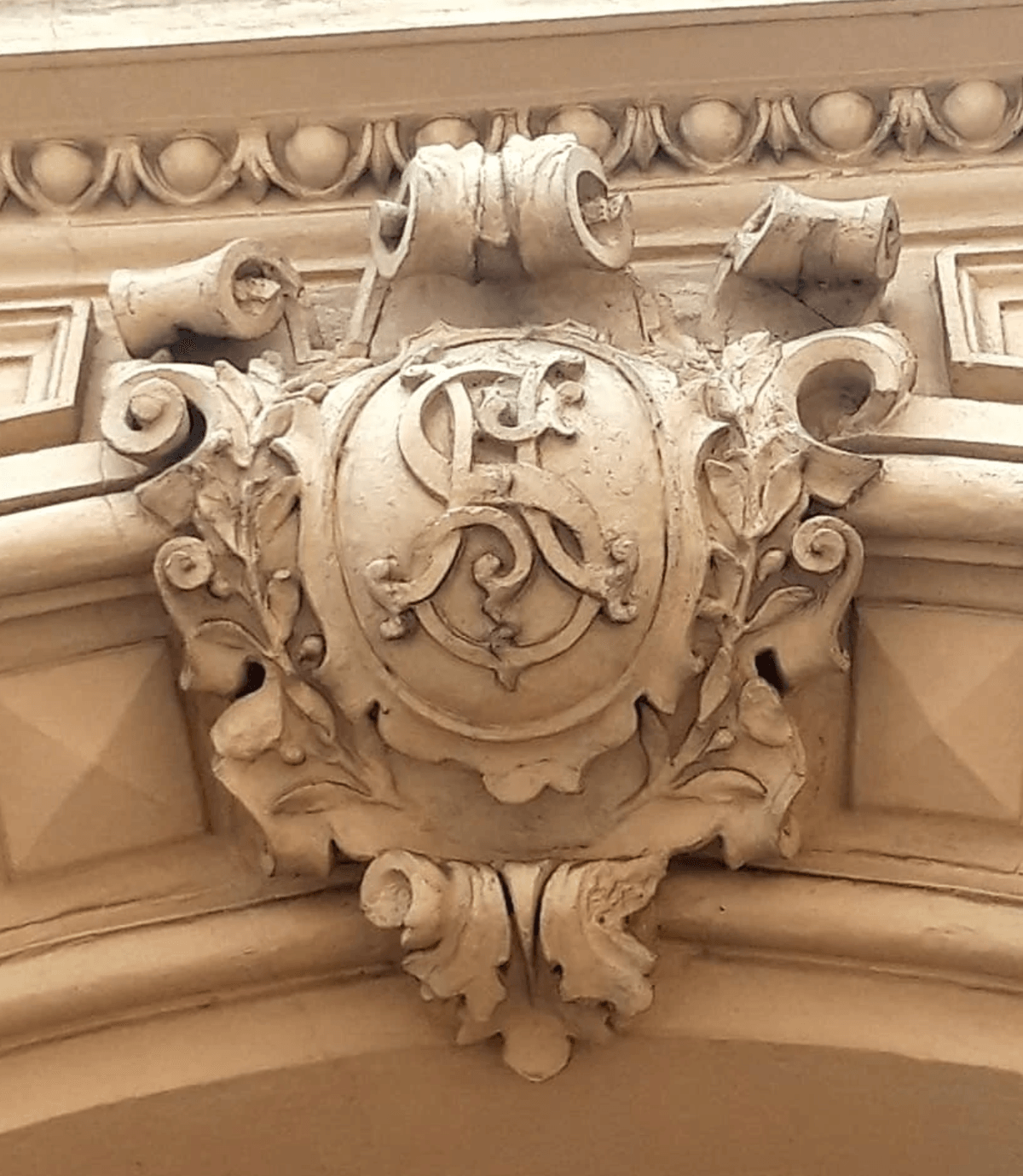 Zdobný erb na Schmalově paláci