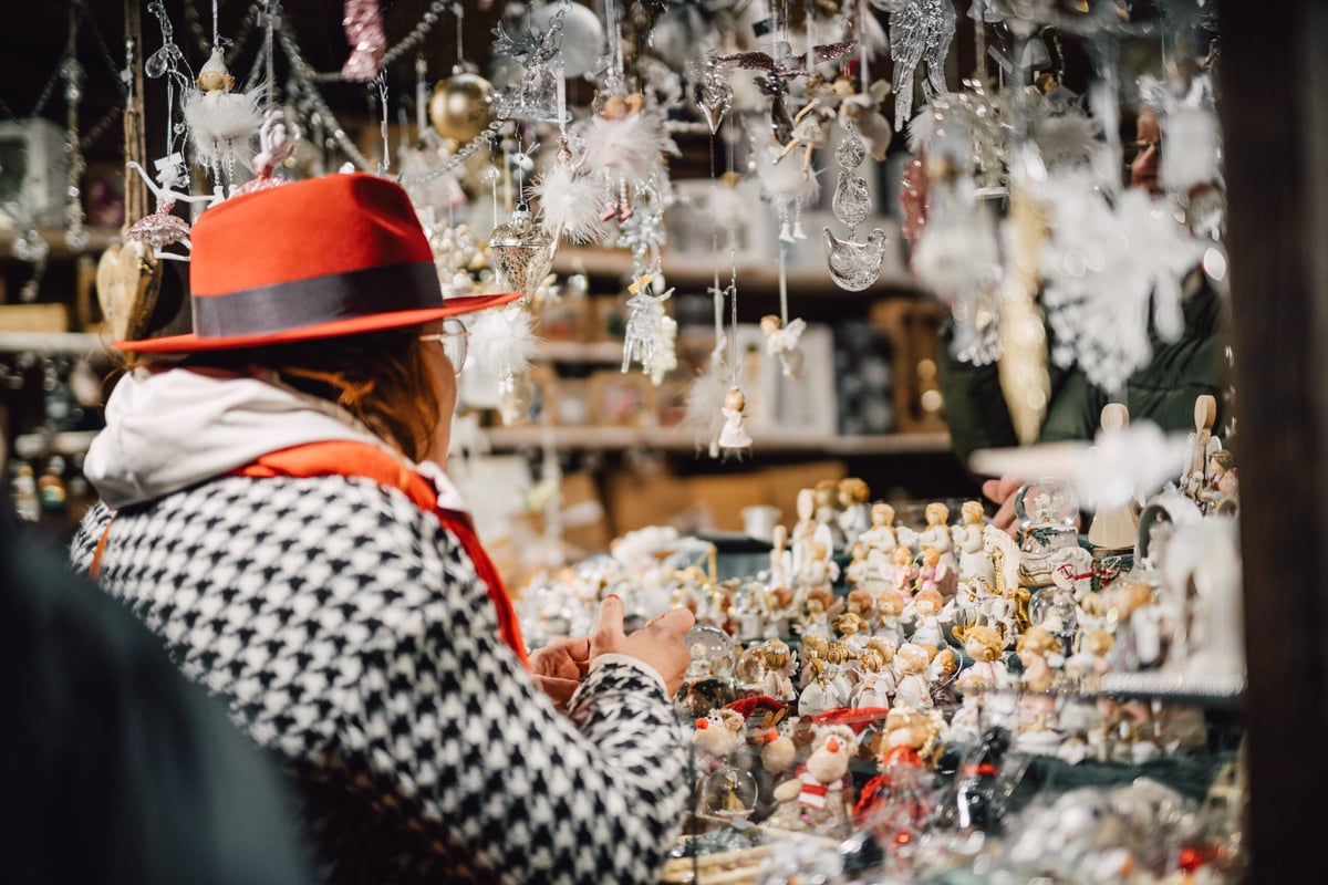 Mezi stánkaři na brněnských Vánocích se můžete těšit např. na dřevěné vánoční ozdobičky.