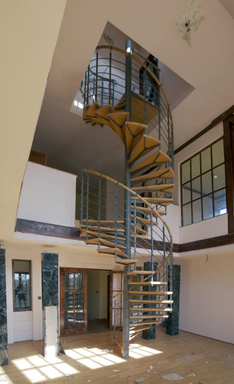 Proslulost získalo zejména točité schodiště, propojující tři podlaží.