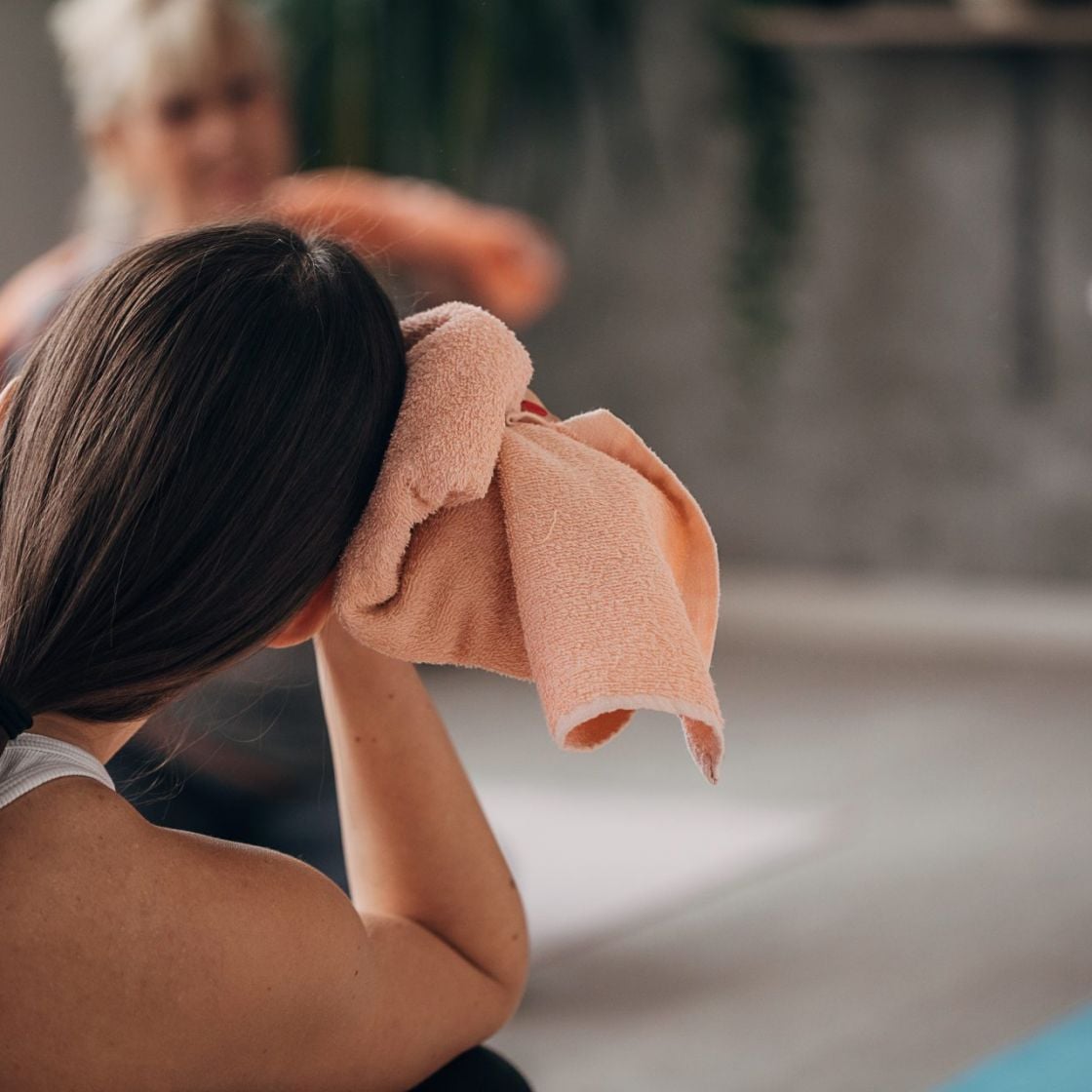 Doporučujeme si na hot jógu přibalit ručník, budete jej potřebovat.