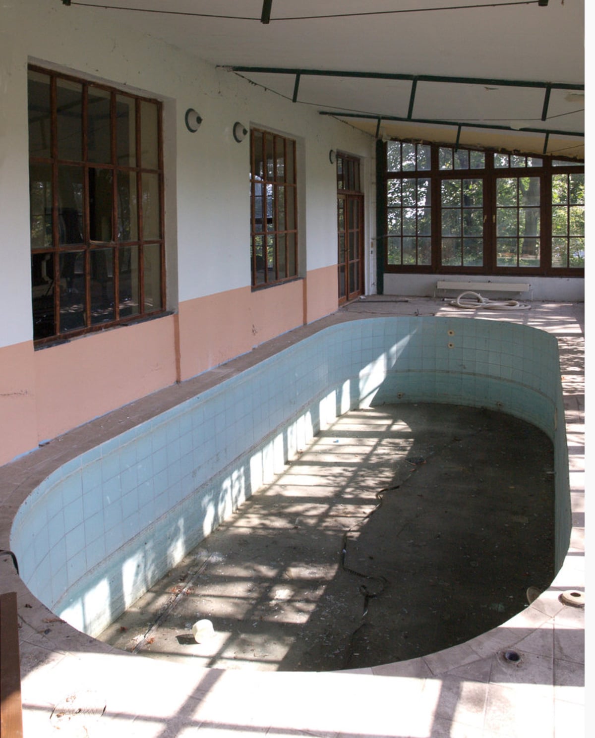 Vnitřní bazén byl jednou z největších známek luxusu v Hošnově vile.