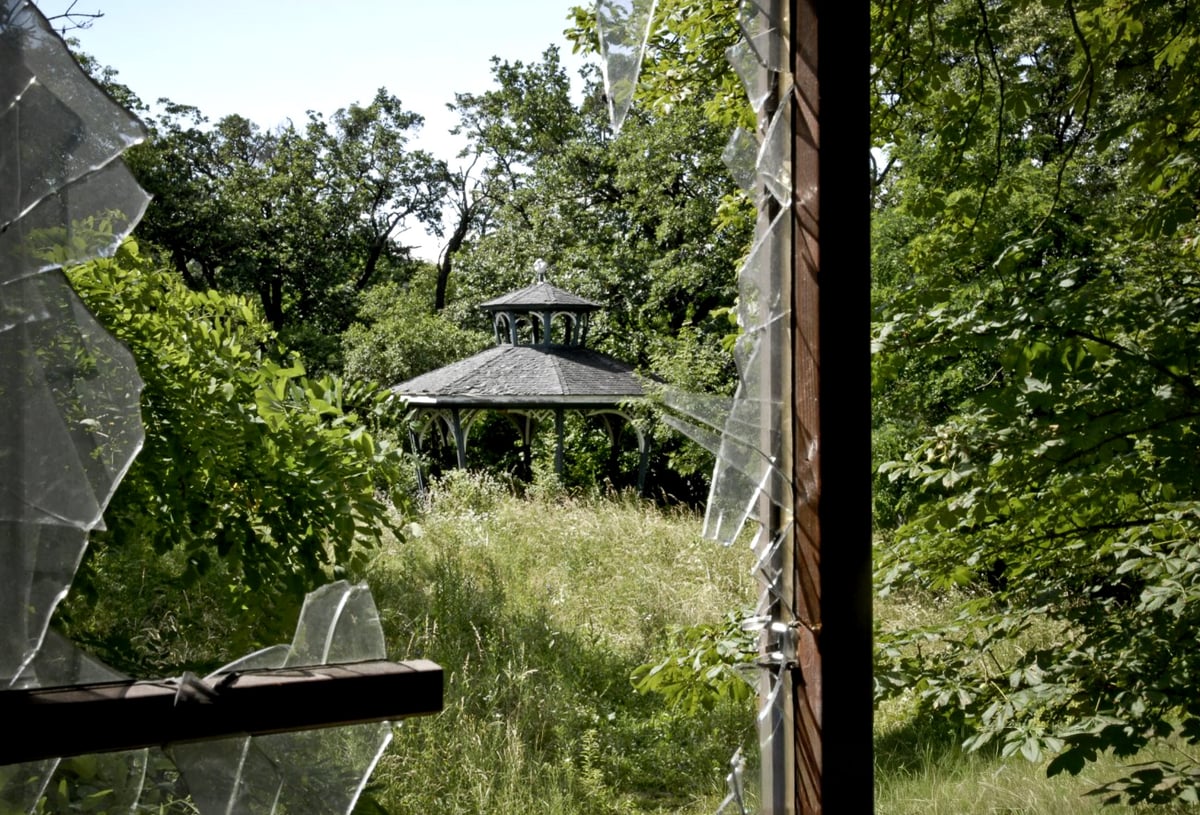 Výhled do zahrady ze zchátralé Hošnovy vily.