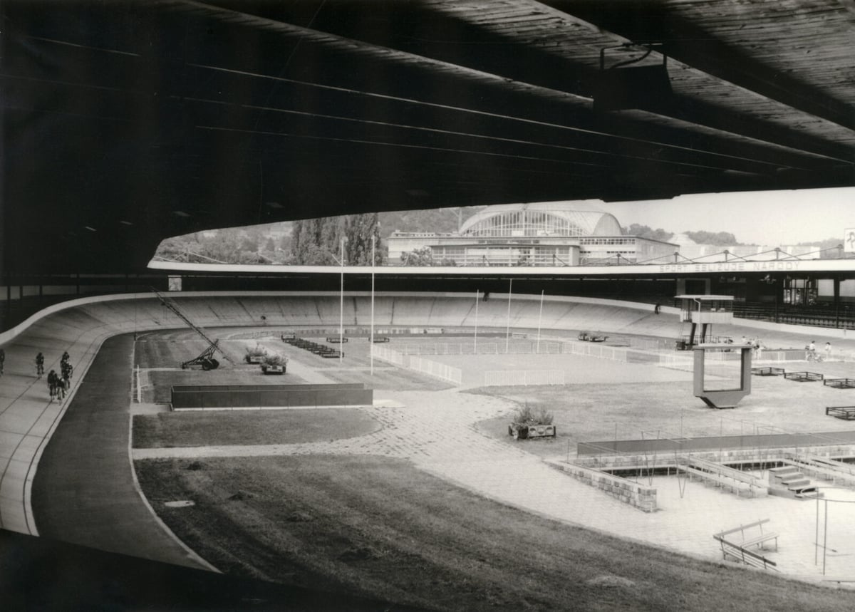 Před MS 1981 byl na vnitřní straně dráhy vybudován asfaltový tři metry široký bezpečnostní chodníček. Foto: Vlastimil Homola.
