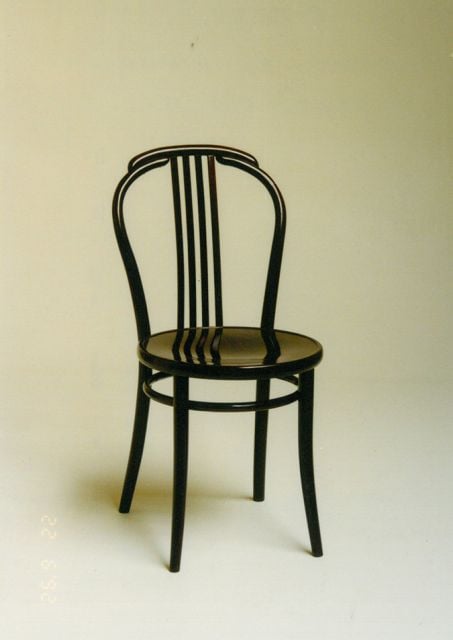 E-5834, Josef Macek, 1990 - Elegantní, sériově vyráběná židle s výrobním číslem 50, ve své době jeden z nejlepších modelů