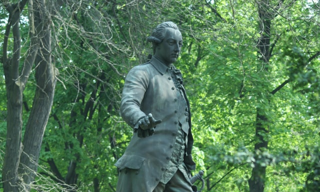 Josef II. z Brna neodešel. Stojí na zahradě psychiatrické léčebny 