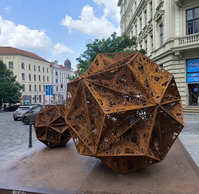 Už jste ji viděli? Šilingrovo náměstí zdobí nová socha