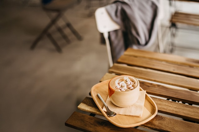 8 kávových novinek, které musíte ochutnat dřív, než zmizí z menu