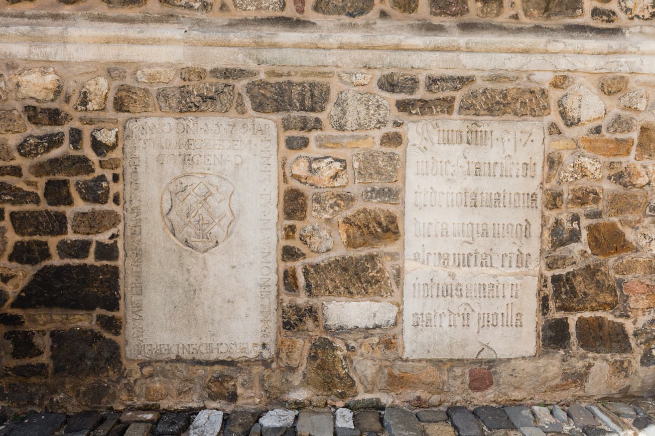 Náhrobky ve zdi petrovské katedrály.